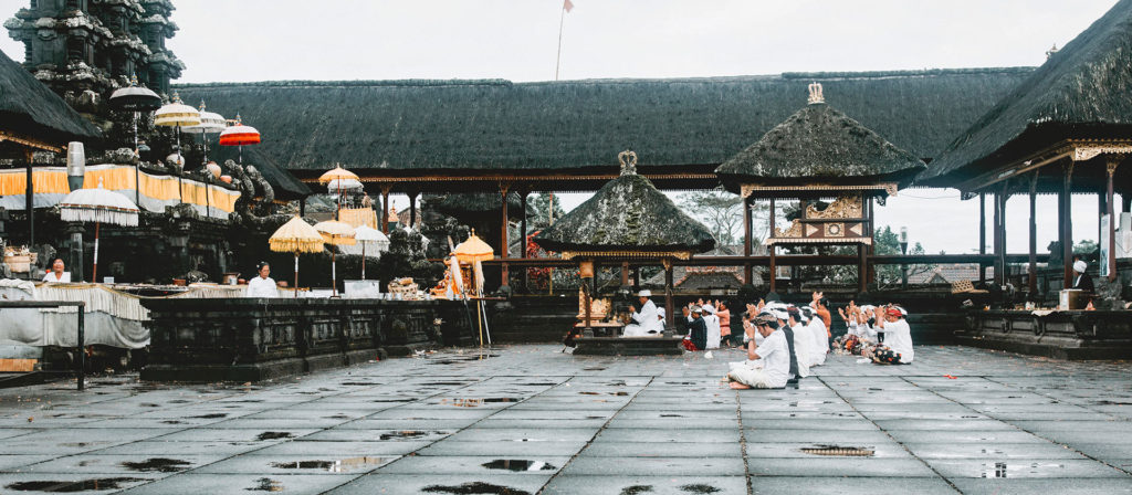 Photography-Bali-Pura-Besakih-prayer