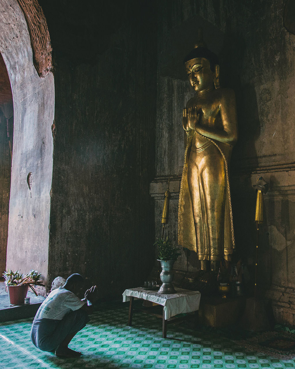 Photography-Myanmar-Bagan-praying