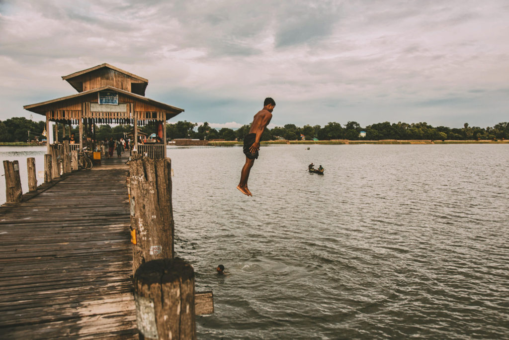 Photography-Myanmar-U-Bein-Bridge-diver
