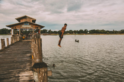 Photography-Myanmar-U-Bein-Bridge-diver