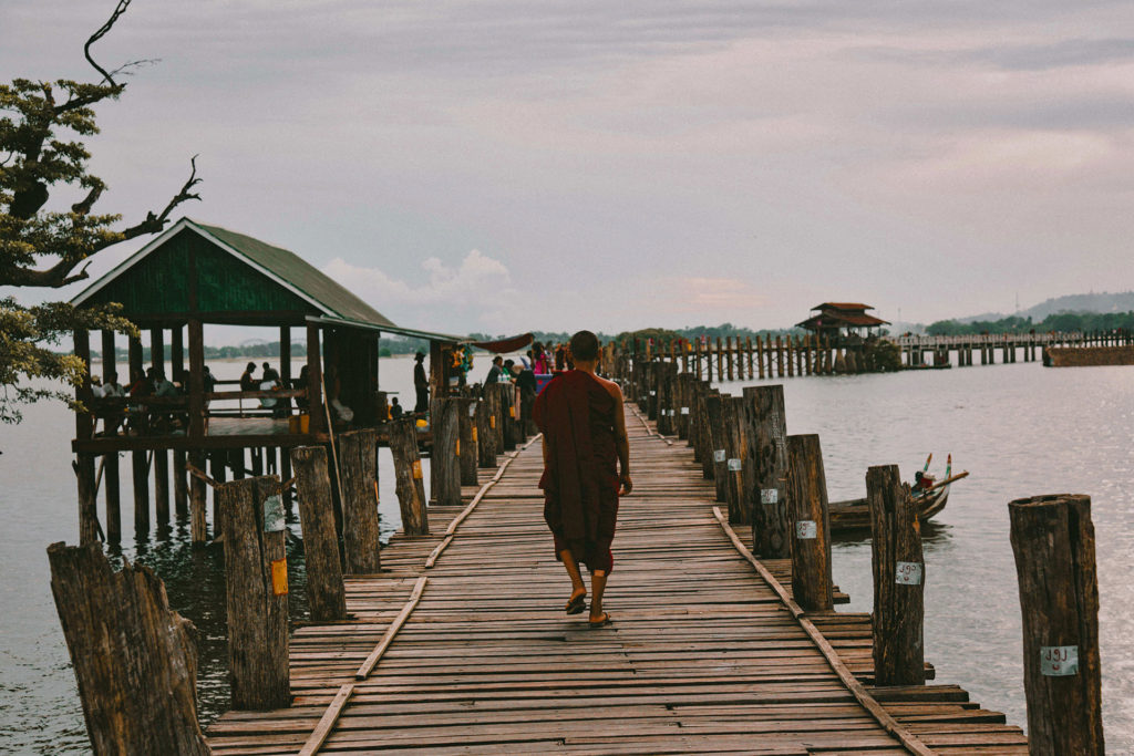 Photography-Myanmar-U-Bein-Bridge-monk